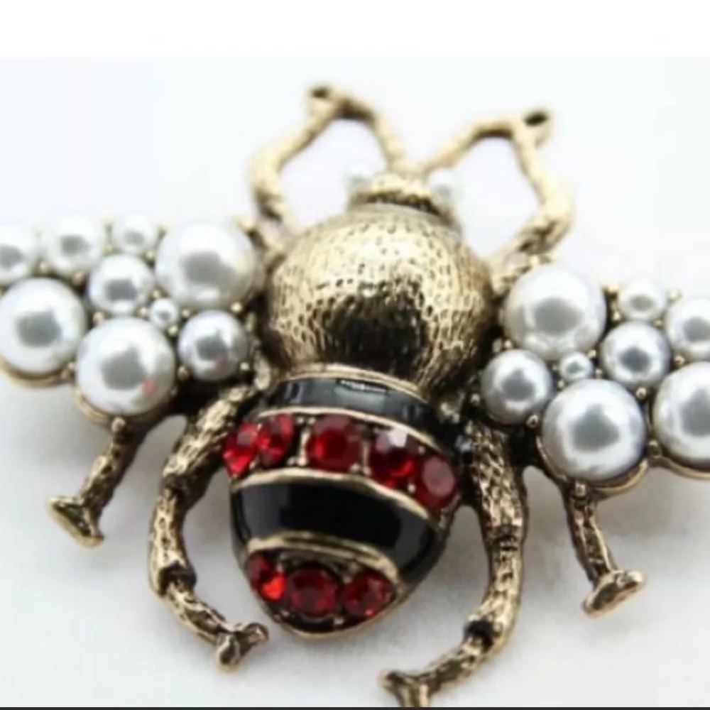 Pearl Bee Brooch - Picture 1 of 7